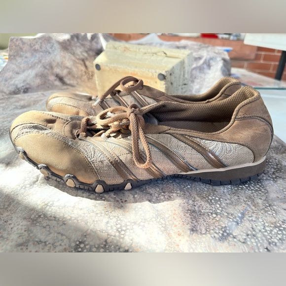 Comfy and Cute Skechers everyday shoes. - Picture 3 of 8